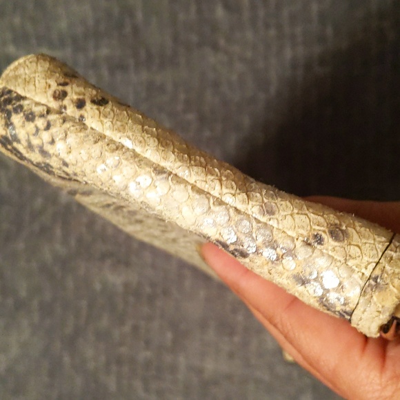 Coach shimmer snakeskin pattern wristlet/bag in cream & gray w/ gold hardware - Picture 6 of 14